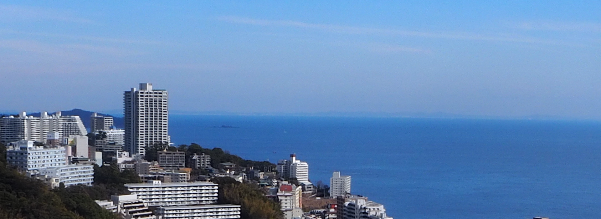 海と街並みを見下ろす眺望