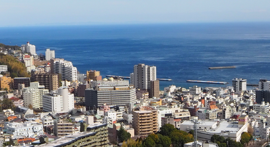 熱海の海と街並みを望む景色